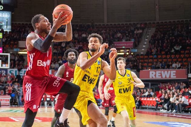 Thomas Deshaun 1 (FC Bayern), Norris Agbakoko 17 (EWE Baskets Oldenburg), FC Bayern Basketball vs. EWE Baskets Oldenburg, easyCredit BBL, 07.11.2021 Muenchen Bayern Deutschland