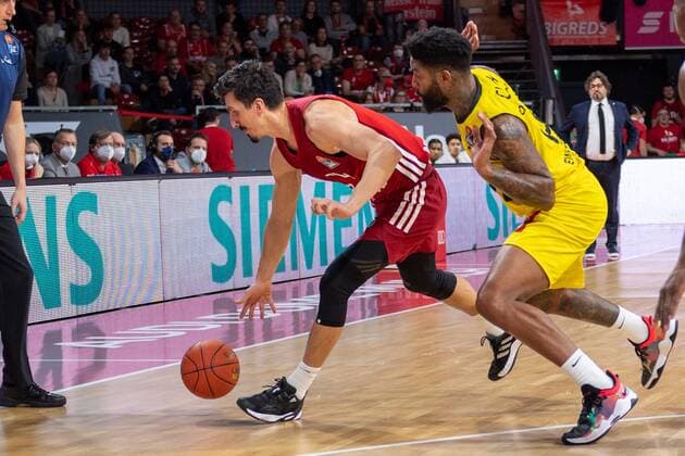 Nihad Dedovic 14 (FC Bayern), Cameron Clark 15 (EWE Baskets Oldenburg), FC Bayern Basketball vs. EWE Baskets Oldenburg, easyCredit BBL, 07.11.2021 Muenchen Bayern Deutschland