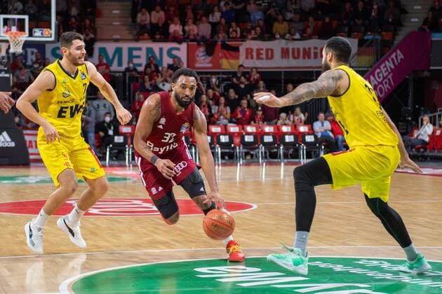 Sebastian Herrera 7 (EWE Baskets Oldenburg), Darrun Hilliard 32 (FC Bayern), FC Bayern Basketball vs. EWE Baskets Oldenburg, easyCredit BBL, 07.11.2021 Muenchen Bayern Deutschland