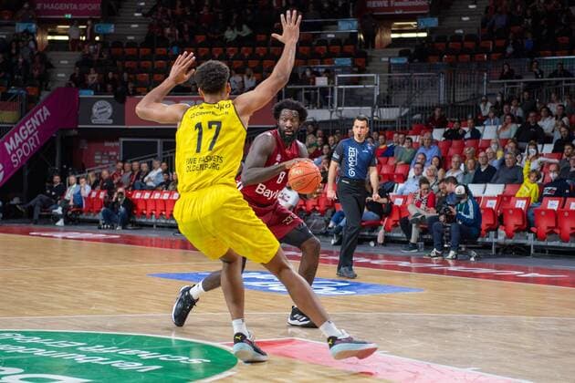 Norris Agbakoko 17 (EWE Baskets Oldenburg), Othello Hunter 8 (FC Bayern), FC Bayern Basketball vs. EWE Baskets Oldenburg, easyCredit BBL, 07.11.2021 Muenchen Bayern Deutschland