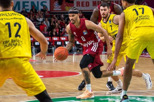 Nick Weiler-Babb 0 (FC Bayern), Sebastian Herrera 7 (EWE Baskets Oldenburg), FC Bayern Basketball vs. EWE Baskets Oldenburg, easyCredit BBL, 07.11.2021 Muenchen Bayern Deutschland