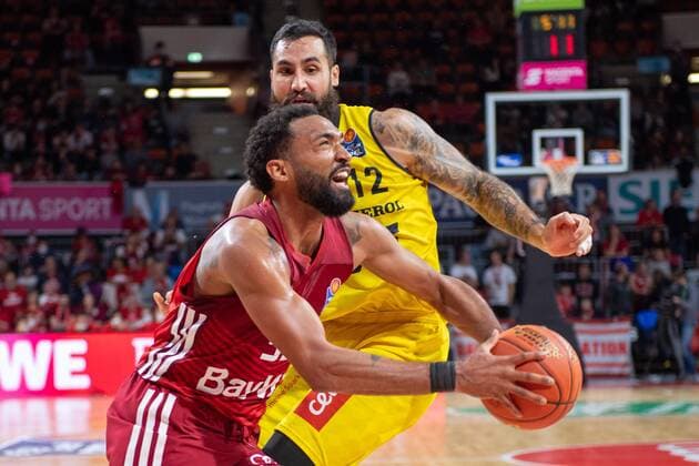 Darrun Hilliard 32 (FC Bayern), Martin Breunig 12 (EWE Baskets Oldenburg), FC Bayern Basketball vs. EWE Baskets Oldenburg, easyCredit BBL, 07.11.2021 Muenchen Bayern Deutschland