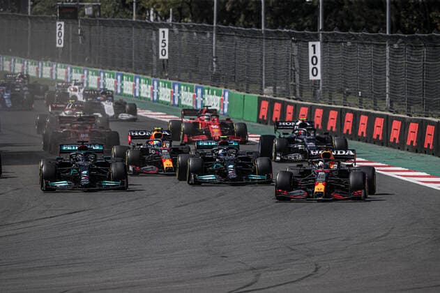 Start race VERSTAPPEN Max (ned), Red Bull Racing Honda RB16B, action BOTTAS Valtteri (fin), Mercedes AMG F1 GP W12 E Performance, action HAMILTON Lewis (gbr), Mercedes AMG F1 GP W12 E Performance, action during the Formula 1 Gran Premio De La Ciudad De Mexico 2021, Mexico City Grand Prix, 18th round of the 2021 FIA Formula One World Championship, WM, Weltmeisterschaft from November 5 to 7, 2021 on the Autodromo Hermanos Rodriguez, in Mexico City, Mexico - F1 - MEXICO CITY GRAND PRIX 2021 - RACE DPPI Panoramic  FGO01277