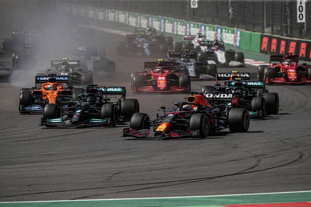 Start race VERSTAPPEN Max (ned), Red Bull Racing Honda RB16B, action HAMILTON Lewis (gbr), Mercedes AMG F1 GP W12 E Performance, action BOTTAS Valtteri (fin), Mercedes AMG F1 GP W12 E Performance, action during the Formula 1 Gran Premio De La Ciudad De Mexico 2021, Mexico City Grand Prix, 18th round of the 2021 FIA Formula One World Championship, WM, Weltmeisterschaft from November 5 to 7, 2021 on the Autodromo Hermanos Rodriguez, in Mexico City, Mexico - F1 - MEXICO CITY GRAND PRIX 2021 - RACE DPPI Panoramic  FGO01278