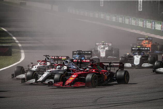 Start race 16 LECLERC Charles (mco), Scuderia Ferrari SF21, action 99 GIOVINAZZI Antonio (ita), Alfa Romeo Racing ORLEN C41, action during the Formula 1 Gran Premio De La Ciudad De Mexico 2021, Mexico City Grand Prix, 18th round of the 2021 FIA Formula One World Championship, WM, Weltmeisterschaft from November 5 to 7, 2021 on the Autodromo Hermanos Rodriguez, in Mexico City, Mexico - F1 - MEXICO CITY GRAND PRIX 2021 - RACE DPPI Panoramic  FGO01291