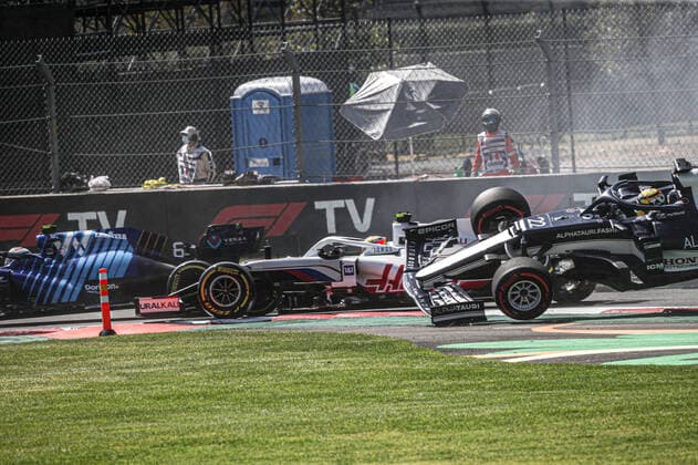 Start race Crash TSUNODA Yuki (jap), Scuderia AlphaTauri Honda AT02, action BOTTAS Valtteri (fin), Mercedes AMG F1 GP W12 E Performance, action during the Formula 1 Gran Premio De La Ciudad De Mexico 2021, Mexico City Grand Prix, 18th round of the 2021 FIA Formula One World Championship, WM, Weltmeisterschaft from November 5 to 7, 2021 on the Autodromo Hermanos Rodriguez, in Mexico City, Mexico - F1 - MEXICO CITY GRAND PRIX 2021 - RACE DPPI Panoramic  FGO01309