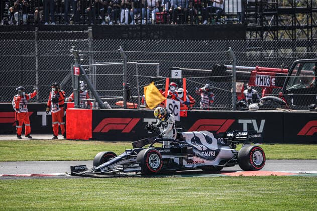 Start race Crash TSUNODA Yuki (jap), Scuderia AlphaTauri Honda AT02, action BOTTAS Valtteri (fin), Mercedes AMG F1 GP W12 E Performance, action during the Formula 1 Gran Premio De La Ciudad De Mexico 2021, Mexico City Grand Prix, 18th round of the 2021 FIA Formula One World Championship, WM, Weltmeisterschaft from November 5 to 7, 2021 on the Autodromo Hermanos Rodriguez, in Mexico City, Mexico - F1 - MEXICO CITY GRAND PRIX 2021 - RACE DPPI Panoramic  FGO01324