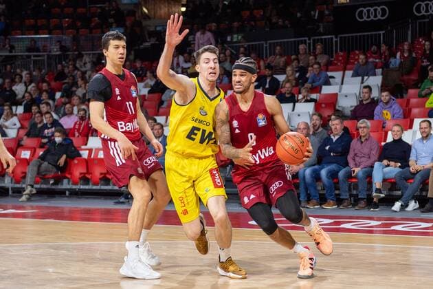 Vladimir Lucic 11 (FC Bayern), Alen Pjanic 35 (EWE Baskets Oldenburg), Nick Weiler-Babb 0 (FC Bayern), FC Bayern Basketball vs. EWE Baskets Oldenburg, easyCredit BBL, 07.11.2021 Muenchen Bayern Deutschland