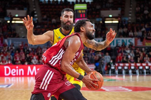 Martin Breunig 12 (EWE Baskets Oldenburg), Darrun Hilliard 32 (FC Bayern), FC Bayern Basketball vs. EWE Baskets Oldenburg, easyCredit BBL, 07.11.2021 Muenchen Bayern Deutschland