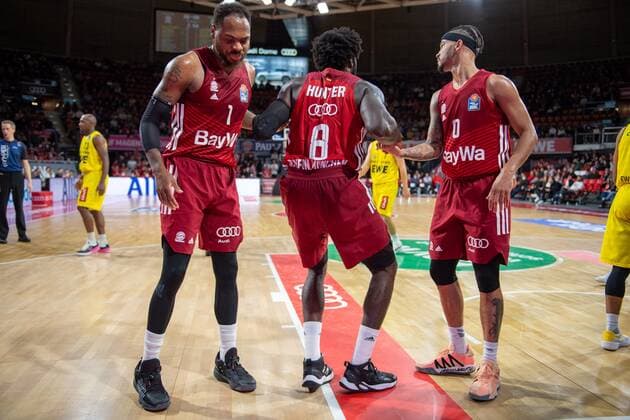 Thomas Deshaun 1 (FC Bayern), Othello Hunter 8 (FC Bayern), Nick Weiler-Babb 0 (FC Bayern), FC Bayern Basketball vs. EWE Baskets Oldenburg, easyCredit BBL, 07.11.2021 Muenchen Bayern Deutschland