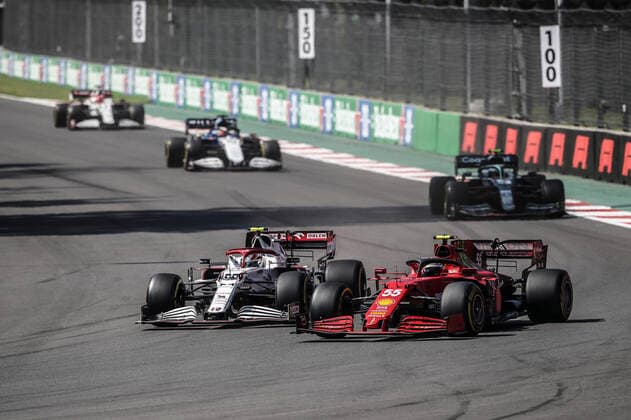 99 GIOVINAZZI Antonio (ita), Alfa Romeo Racing ORLEN C41, action 55 SAINZ Carlos (spa), Scuderia Ferrari SF21, action during the Formula 1 Gran Premio De La Ciudad De Mexico 2021, Mexico City Grand Prix, 18th round of the 2021 FIA Formula One World Championship, WM, Weltmeisterschaft from November 5 to 7, 2021 on the Autodromo Hermanos Rodriguez, in Mexico City, Mexico - F1 - MEXICO CITY GRAND PRIX 2021 - RACE DPPI Panoramic  FGO01352