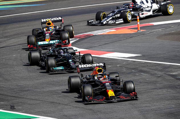 33 VERSTAPPEN Max (nld), Red Bull Racing Honda RB16B, action 44 HAMILTON Lewis (gbr), Mercedes AMG F1 GP W12 E Performance, action during the Formula 1 Gran Premio De La Ciudad De Mexico 2021, Mexico City Grand Prix, 18th round of the 2021 FIA Formula One World Championship, WM, Weltmeisterschaft from November 5 to 7, 2021 on the Autodromo Hermanos Rodriguez, in Mexico City, Mexico - F1 - MEXICO CITY GRAND PRIX 2021 - RACE DPPI Panoramic  VERSTAPPEN_2