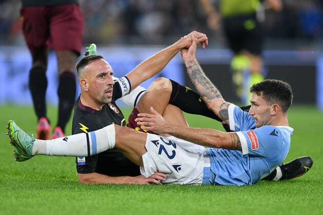 Sport Themen der Woche KW44 Sport Bilder des Tages SS Lazio v US Salernitana 1919 - Serie A Franck Ribery of US Salernitana 1919 hugs Danilo Cataldi of SS Lazio during the Serie A match between SS Lazio and US Salernitana 1919 at Stadio Olimpico, Rome, Italy on 7 November 2021. Roma Roma Italy  Copyright: xGiuseppexMaffiax maffia-sslaziov211107_npwbG