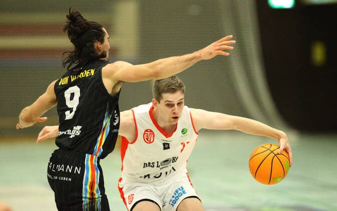 Basketball, Saison 2021 2022, ProB BARMER 2. Basketball Bundesliga, Hauptrunde, siebter Spieltag, ETV Hamburg - SBB Baskets Wolmirstedt (79:115). Dominick von Waaden (Wolmirstedt, l.), Marcel Hoppe. Wandsbek Hamburg