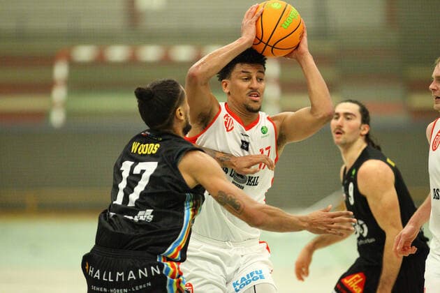 Basketball, Saison 2021 2022, ProB BARMER 2. Basketball Bundesliga, Hauptrunde, siebter Spieltag, ETV Hamburg - SBB Baskets Wolmirstedt (79:115). Jeramie Woods (Wolmirstedt, l.), Mubarak Salami. Wandsbek Hamburg