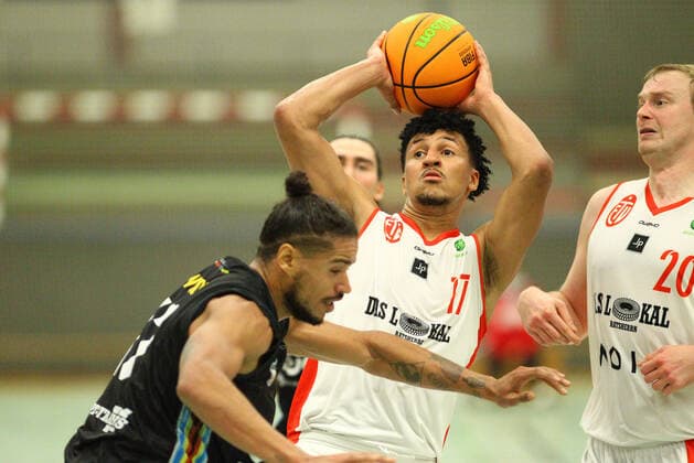 Basketball, Saison 2021 2022, ProB BARMER 2. Basketball Bundesliga, Hauptrunde, siebter Spieltag, ETV Hamburg - SBB Baskets Wolmirstedt (79:115). Jeramie Woods (Wolmirstedt, l.), Mubarak Salami, Vladimir Migunov (ETV, v.l.). Wandsbek Hamburg