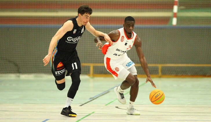 Basketball, Saison 2021 2022, ProB BARMER 2. Basketball Bundesliga, Hauptrunde, siebter Spieltag, ETV Hamburg - SBB Baskets Wolmirstedt (79:115). Philipp Lieser (Wolmirstedt, l.), Karl Dia. Wandsbek Hamburg