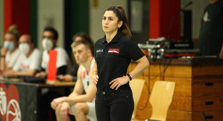 Basketball, Saison 2021 2022, ProB BARMER 2. Basketball Bundesliga, Hauptrunde, siebter Spieltag, ETV Hamburg - SBB Baskets Wolmirstedt (79:115). ETV-Trainerin Sükran Gencay. Wandsbek Hamburg