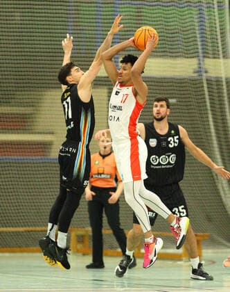 Basketball, Saison 2021 2022, ProB BARMER 2. Basketball Bundesliga, Hauptrunde, siebter Spieltag, ETV Hamburg - SBB Baskets Wolmirstedt (79:115). Mauro Gerszke (ETV, l.), Philipp Lieser (Wolmirstedt, l.), Mubarak Salami. Wandsbek Hamburg
