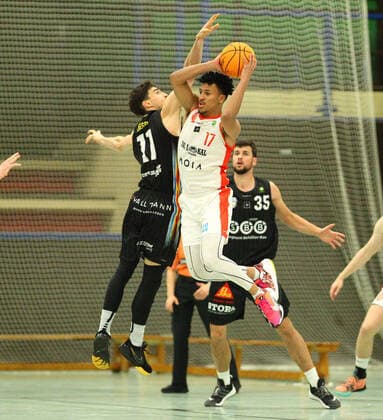 Basketball, Saison 2021 2022, ProB BARMER 2. Basketball Bundesliga, Hauptrunde, siebter Spieltag, ETV Hamburg - SBB Baskets Wolmirstedt (79:115). Mauro Gerszke (ETV, l.), Philipp Lieser (Wolmirstedt, l.), Mubarak Salami. Wandsbek Hamburg