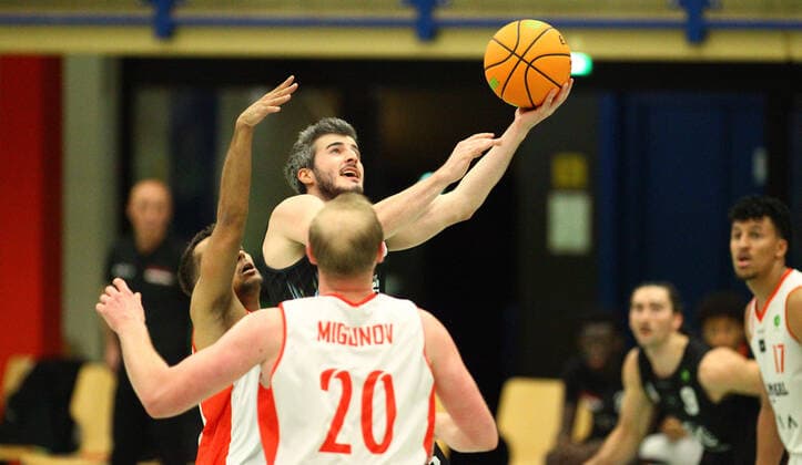 Basketball, Saison 2021 2022, ProB BARMER 2. Basketball Bundesliga, Hauptrunde, siebter Spieltag, ETV Hamburg - SBB Baskets Wolmirstedt (79:115). Mauro Gerszke (ETV, l.), Martin Bogdanov (Wolmirstedt, M.), Vladimir Migunov. Wandsbek Hamburg