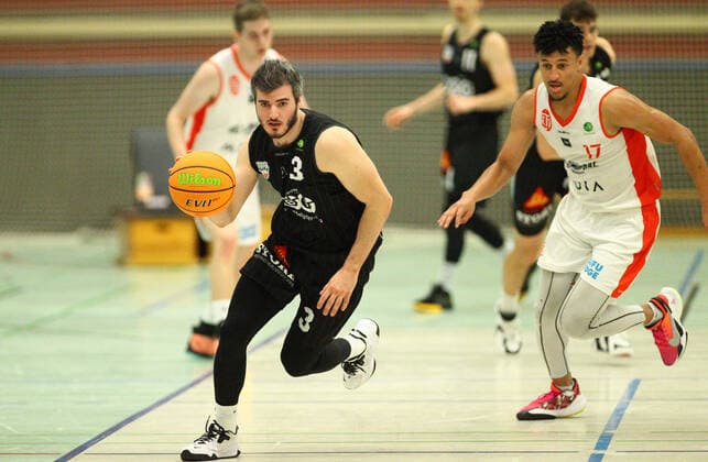 Basketball, Saison 2021 2022, ProB BARMER 2. Basketball Bundesliga, Hauptrunde, siebter Spieltag, ETV Hamburg - SBB Baskets Wolmirstedt (79:115). Martin Bogdanov (Wolmirstedt, l.), Mubarak Salami. Wandsbek Hamburg