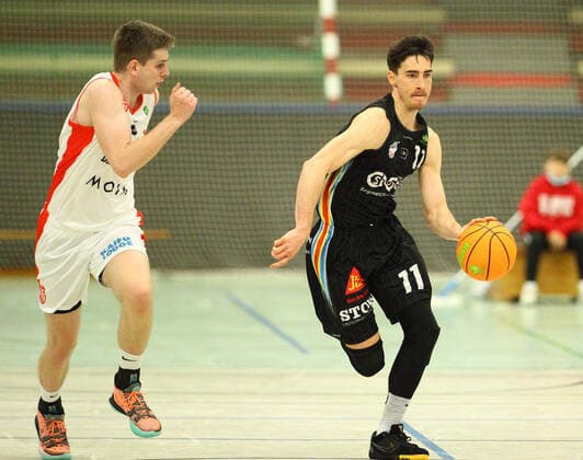 Basketball, Saison 2021 2022, ProB BARMER 2. Basketball Bundesliga, Hauptrunde, siebter Spieltag, ETV Hamburg - SBB Baskets Wolmirstedt (79:115). Marcel Hoppe (ETV, l.), Philipp Lieser. Wandsbek Hamburg
