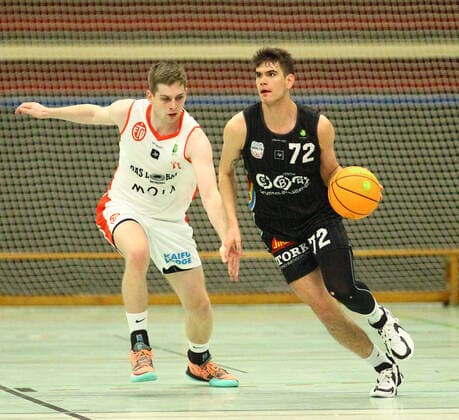 Basketball, Saison 2021 2022, ProB BARMER 2. Basketball Bundesliga, Hauptrunde, siebter Spieltag, ETV Hamburg - SBB Baskets Wolmirstedt (79:115). Marcel Hoppe (ETV, l.), Denis Zenelaj. Wandsbek Hamburg