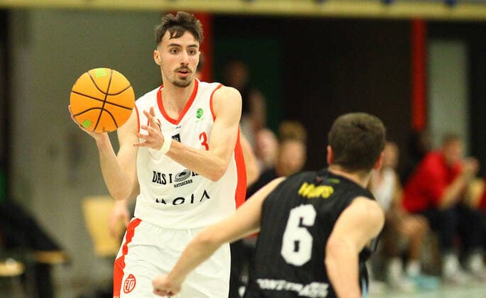 Basketball, Saison 2021 2022, ProB BARMER 2. Basketball Bundesliga, Hauptrunde, siebter Spieltag, ETV Hamburg - SBB Baskets Wolmirstedt (79:115). Jardel Fritsche (ETV, l.), Steffen Haufs . Wandsbek Hamburg