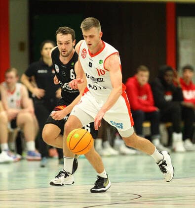 Basketball, Saison 2021 2022, ProB BARMER 2. Basketball Bundesliga, Hauptrunde, siebter Spieltag, ETV Hamburg - SBB Baskets Wolmirstedt (79:115). Fabian Paetsch (ETV, r.), Steffen Haufs . Wandsbek Hamburg