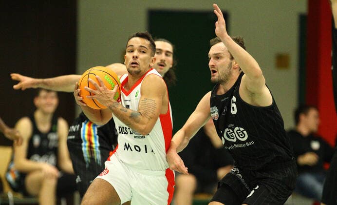 Basketball, Saison 2021 2022, ProB BARMER 2. Basketball Bundesliga, Hauptrunde, siebter Spieltag, ETV Hamburg - SBB Baskets Wolmirstedt (79:115). Mauro Gerszke (ETV, l.), Steffen Haufs . Wandsbek Hamburg