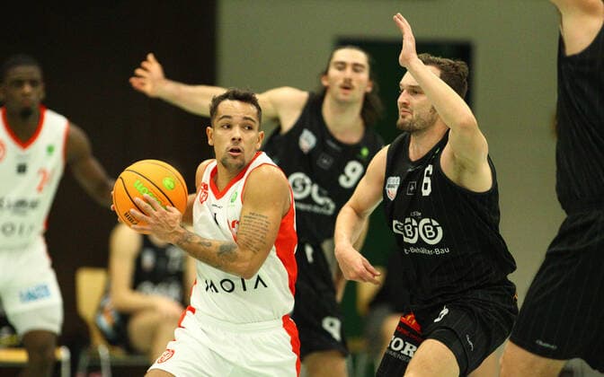 Basketball, Saison 2021 2022, ProB BARMER 2. Basketball Bundesliga, Hauptrunde, siebter Spieltag, ETV Hamburg - SBB Baskets Wolmirstedt (79:115). Mauro Gerszke (ETV, l.), Steffen Haufs . Wandsbek Hamburg