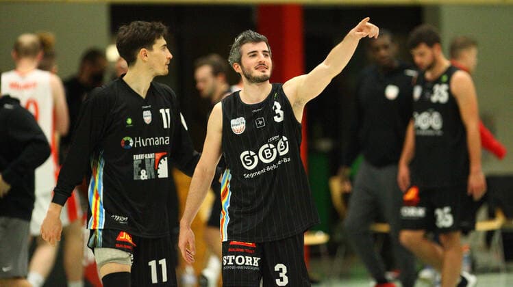 Basketball, Saison 2021 2022, ProB BARMER 2. Basketball Bundesliga, Hauptrunde, siebter Spieltag, ETV Hamburg - SBB Baskets Wolmirstedt (79:115). Philipp Lieser, Martin Bogdanov (Wolmirstedt, v.l.), Jubel nach dem Spielende. Wandsbek Hamburg