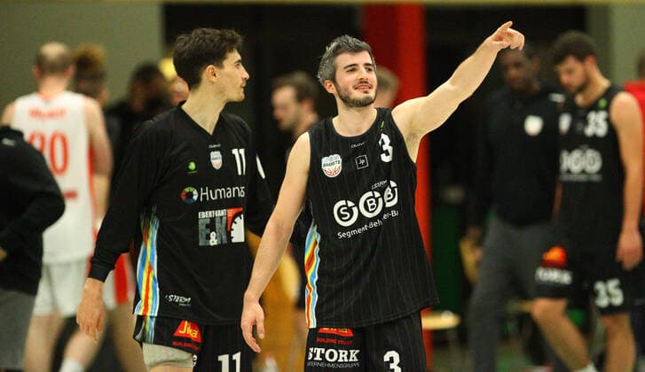 Basketball, Saison 2021 2022, ProB BARMER 2. Basketball Bundesliga, Hauptrunde, siebter Spieltag, ETV Hamburg - SBB Baskets Wolmirstedt (79:115). Philipp Lieser, Martin Bogdanov (Wolmirstedt, v.l.), Jubel nach dem Spielende. Wandsbek Hamburg