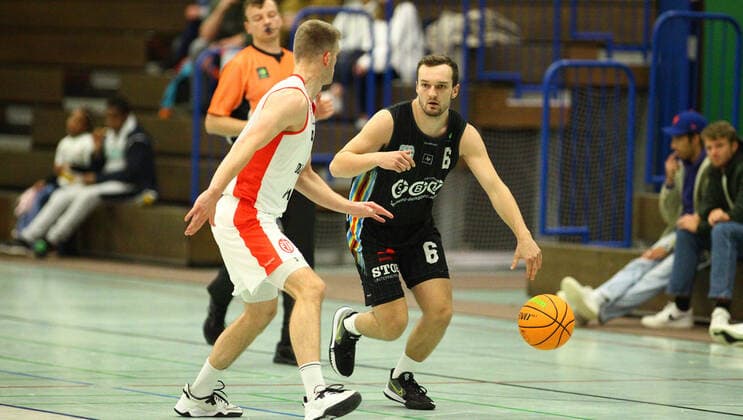 Basketball, Saison 2021 2022, ProB BARMER 2. Basketball Bundesliga, Hauptrunde, siebter Spieltag, ETV Hamburg - SBB Baskets Wolmirstedt (79:115). Steffen Haufs (Wolmirstedt, r.). Fabian Paetsch. Wandsbek Hamburg