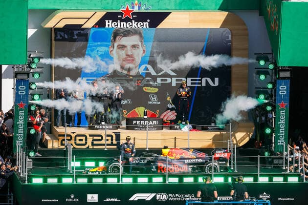 podium VERSTAPPEN Max (ned), Red Bull Racing Honda RB16B, HAMILTON Lewis (gbr), Mercedes AMG F1 GP W12 E Performance, PEREZ Sergio (mex), Red Bull Racing Honda RB16B, portrait during the Formula 1 Gran Premio De La Ciudad De Mexico 2021, Mexico City Grand Prix, 18th round of the 2021 FIA Formula One World Championship, WM, Weltmeisterschaft from November 5 to 7, 2021 on the Autodromo Hermanos Rodriguez, in Mexico City, Mexico - F1 - MEXICO CITY GRAND PRIX 2021 - RACE DPPI Panoramic  00121038__V2_5828