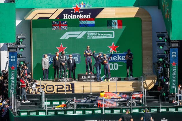 podium VERSTAPPEN Max (ned), Red Bull Racing Honda RB16B, HAMILTON Lewis (gbr), Mercedes AMG F1 GP W12 E Performance, PEREZ Sergio (mex), Red Bull Racing Honda RB16B, portrait during the Formula 1 Gran Premio De La Ciudad De Mexico 2021, Mexico City Grand Prix, 18th round of the 2021 FIA Formula One World Championship, WM, Weltmeisterschaft from November 5 to 7, 2021 on the Autodromo Hermanos Rodriguez, in Mexico City, Mexico - F1 - MEXICO CITY GRAND PRIX 2021 - RACE DPPI Panoramic  00121038__V2_5929