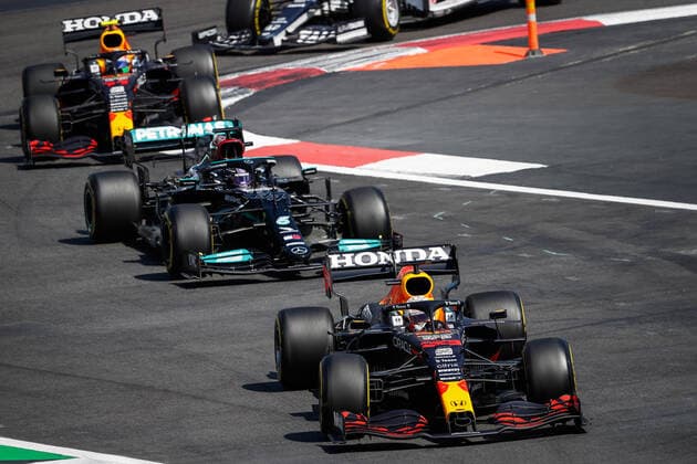 33 VERSTAPPEN Max (nld), Red Bull Racing Honda RB16B, 44 HAMILTON Lewis (gbr), Mercedes AMG F1 GP W12 E Performance, action during the Formula 1 Gran Premio De La Ciudad De Mexico 2021, Mexico City Grand Prix, 18th round of the 2021 FIA Formula One World Championship, WM, Weltmeisterschaft from November 5 to 7, 2021 on the Autodromo Hermanos Rodriguez, in Mexico City, Mexico - F1 - MEXICO CITY GRAND PRIX 2021 - RACE DPPI Panoramic  00121038__V2_4506