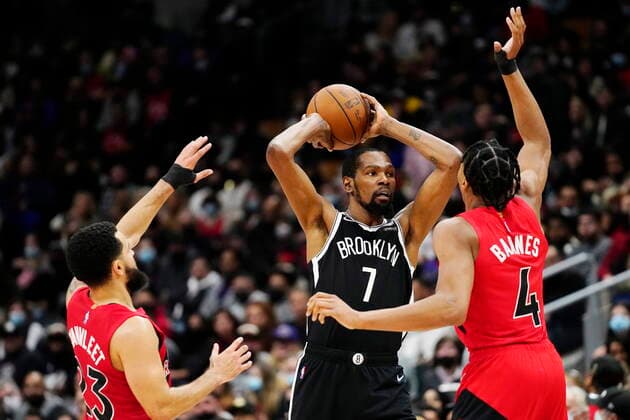 November 7, 2021, Toronto, ON, Canada: Brooklyn Nets forward Kevin Durant (7) looks to move the ball as Toronto Raptors guard Fred VanVleet (23) and forward Scottie Barnes (4) defend during second half NBA, Basketball Herren, USA basketball action in Toronto on Sunday, Nov. 7, 2021. Canada News - November 7, 2021  - ZUMAc35_ 20211107_zaf_c35_048 Copyright: xFrankxGunnx