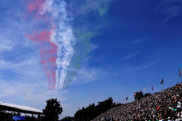 Airplanes fly over and leave a trail with the colors of the flag of Mexico today, in the Formula One Grand Prix of Mexico that takes place at the Hermanos Rodriguez racetrack, in Mexico City, Mexico, 07 November 2021. EFE Carlos Ramirez Formula One Grand Prix of Mexico !ACHTUNG: NUR REDAKTIONELLE NUTZUNG!  Copyright: xCarlosxRamirezx AMDEP2349 20211107-dc9b22b33842cc8876962327b94004e2a49f921c