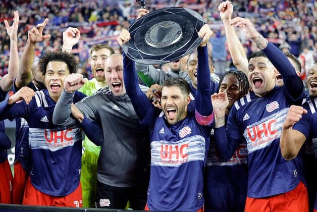 FOXBOROUGH, MA - NOVEMBER 07: New England Revolution forward Carles Gil (22) raises the Supporters Shield after a match between the New England Revolution and Inter Miami CF on November 7, 2021, at Gillette Stadium in Foxborough, Massachusetts. (Photo by Fred Kfoury III Icon Sportswire) SOCCER: NOV 07 MLS, Fussball Herren, USA - Inter Miami CF at New England Revolution Icon482211107001