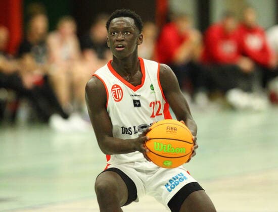 Basketball, Saison 2021 2022, ProB BARMER 2. Basketball Bundesliga, Hauptrunde, siebter Spieltag, ETV Hamburg - SBB Baskets Wolmirstedt (79:115). Ibrahim Jabby (ETV). Wandsbek Hamburg