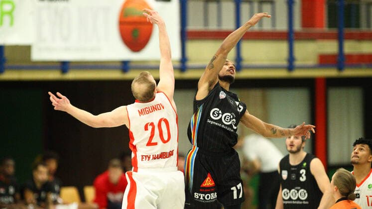 Basketball, Saison 2021 2022, ProB BARMER 2. Basketball Bundesliga, Hauptrunde, siebter Spieltag, ETV Hamburg - SBB Baskets Wolmirstedt (79:115). Vladimir Migunov (ETV,l.), Jeramie Woods. Wandsbek Hamburg