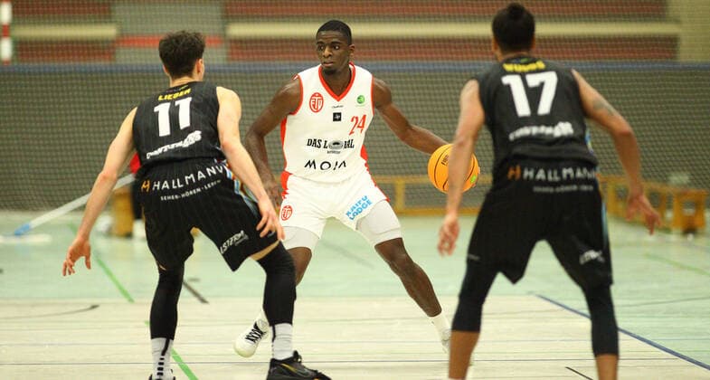 Basketball, Saison 2021 2022, ProB BARMER 2. Basketball Bundesliga, Hauptrunde, siebter Spieltag, ETV Hamburg - SBB Baskets Wolmirstedt (79:115). Karl Dia (ETV, M.). Wandsbek Hamburg