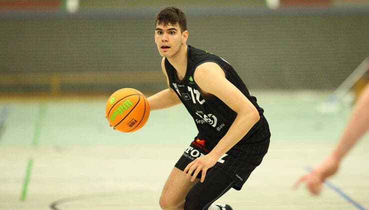 Basketball, Saison 2021 2022, ProB BARMER 2. Basketball Bundesliga, Hauptrunde, siebter Spieltag, ETV Hamburg - SBB Baskets Wolmirstedt (79:115). Denis Zenelaj (Wolmirstedt). Wandsbek Hamburg