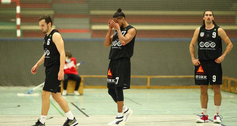 Basketball, Saison 2021 2022, ProB BARMER 2. Basketball Bundesliga, Hauptrunde, siebter Spieltag, ETV Hamburg - SBB Baskets Wolmirstedt (79:115). Steffen Haufs , Jeramie Woods, Dominick von Waaden (Wolmirstedt, v.l.), Frust. Wandsbek Hamburg