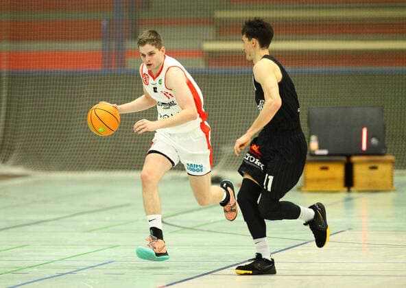 Basketball, Saison 2021 2022, ProB BARMER 2. Basketball Bundesliga, Hauptrunde, siebter Spieltag, ETV Hamburg - SBB Baskets Wolmirstedt (79:115). Marcel Hoppe (ETV, l.), Philipp Lieser . Wandsbek Hamburg