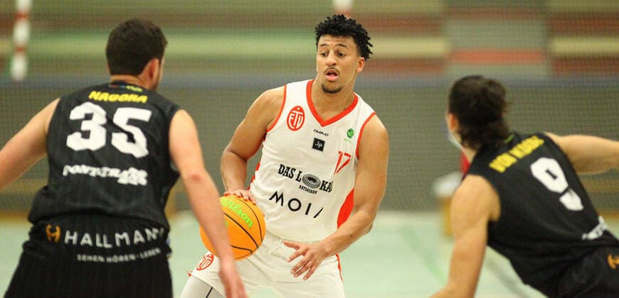 Basketball, Saison 2021 2022, ProB BARMER 2. Basketball Bundesliga, Hauptrunde, siebter Spieltag, ETV Hamburg - SBB Baskets Wolmirstedt (79:115). Mubarak Salami (ETV, M.). Wandsbek Hamburg