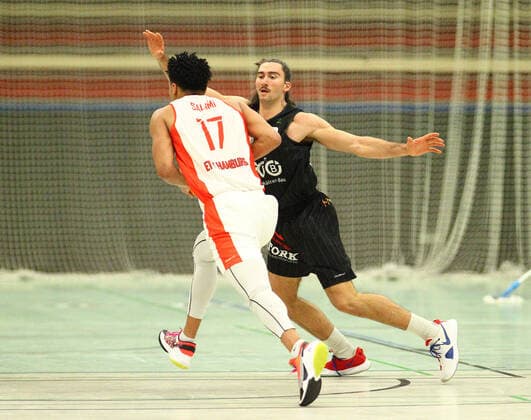 Basketball, Saison 2021 2022, ProB BARMER 2. Basketball Bundesliga, Hauptrunde, siebter Spieltag, ETV Hamburg - SBB Baskets Wolmirstedt (79:115). Mubarak Salami (ETV, l.), Dominick von Waaden. Wandsbek Hamburg