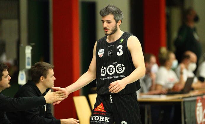 Basketball, Saison 2021 2022, ProB BARMER 2. Basketball Bundesliga, Hauptrunde, siebter Spieltag, ETV Hamburg - SBB Baskets Wolmirstedt (79:115). Martin Bogdanov (Wolmirstedt). Wandsbek Hamburg